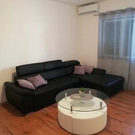 Mala Kuca Apartment Vodice