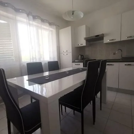Mala Kuca Apartment Vodice